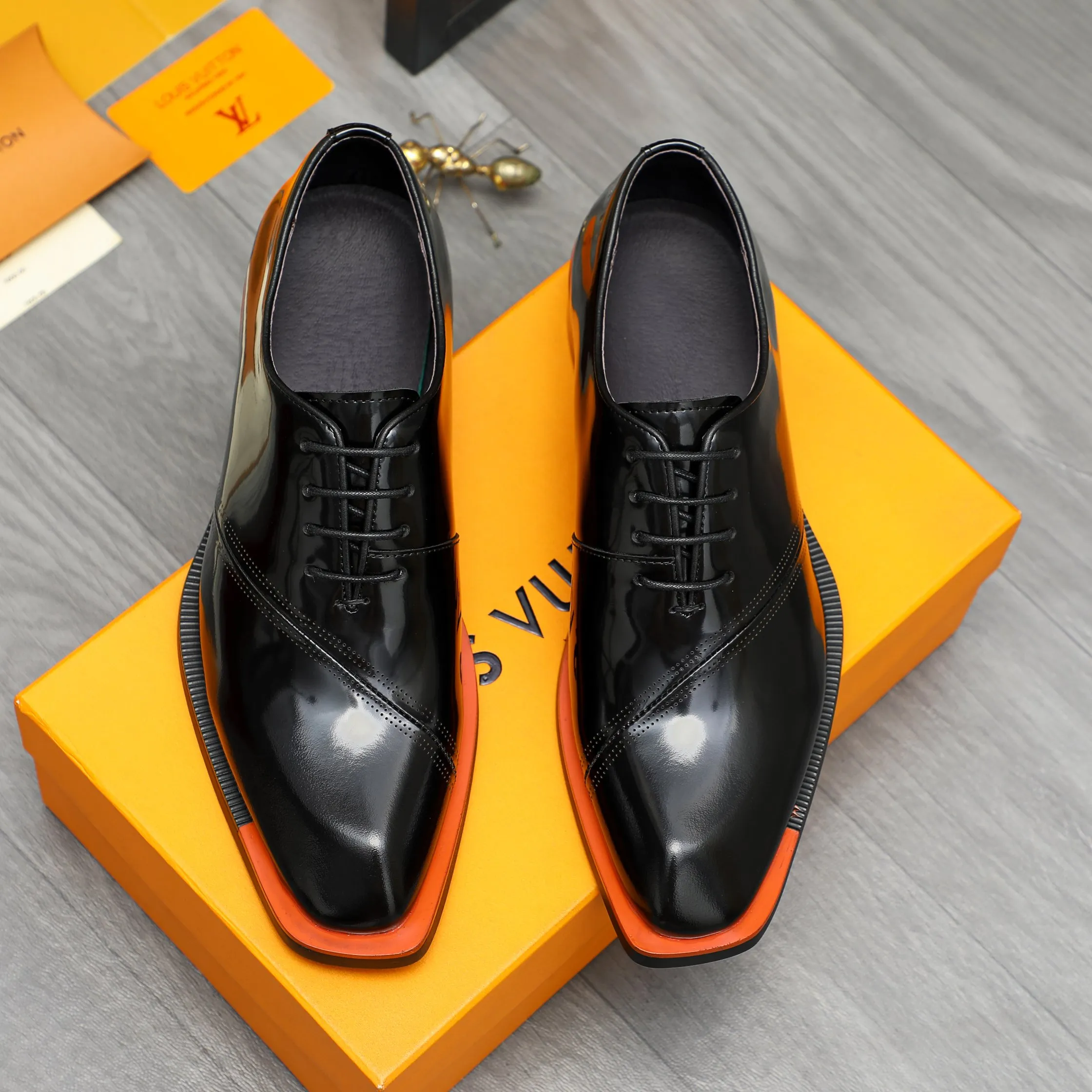 Men's shoes 💰580 Product trademark: LV "Louis Vuitton" business lace-up formal leather shoes Regular size: 37-46 Product materials: Selected pearlescent cowhide upper, pigskin lining, rubber outsole